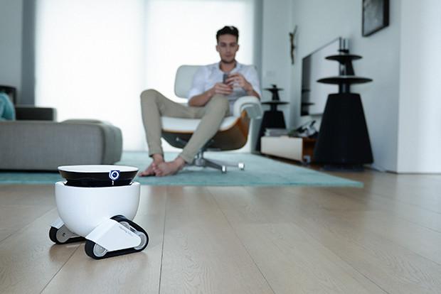 這款機器人不僅能賣萌 端茶送水逗寵物全精通