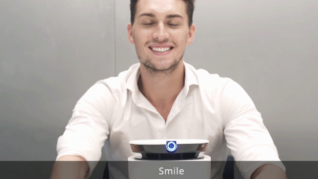 這款機器人不僅能賣萌 端茶送水逗寵物全精通