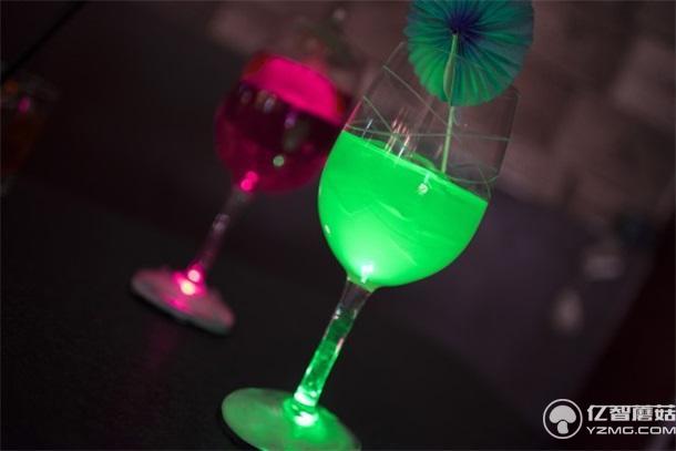 夜店泡吧必備 LED智能酒杯讓你成為眾人焦點