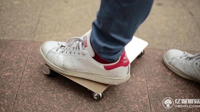 這款電動滑板非常小巧 能被裝進13英寸<a href=/pc/ target=_blank class=infotextkey>電腦</a>包