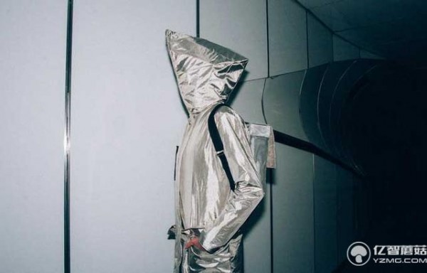 時(shí)尚又保護(hù)隱私的金色風(fēng)衣 IT潮人們得人手一件