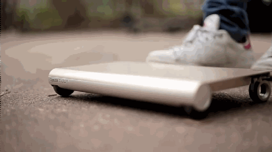 這款電動滑板非常小巧 能被裝進13英寸電腦包