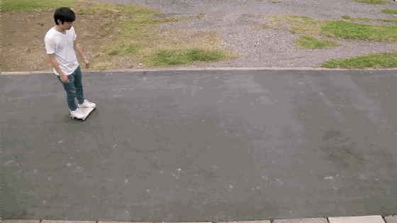 這款電動滑板非常小巧 能被裝進13英寸電腦包