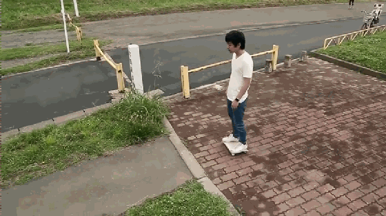 這款電動滑板非常小巧 能被裝進13英寸電腦包