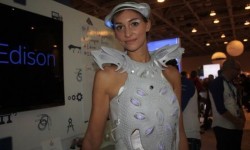 能自動倒酒的性感晚禮服   Drinkbot才是宴會焦點