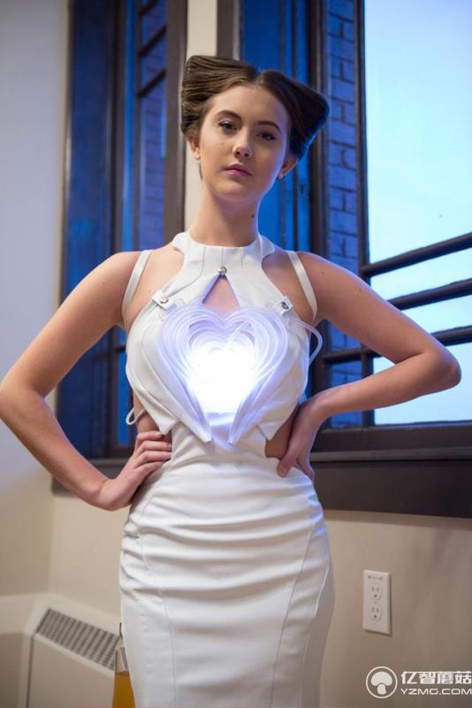 能自動(dòng)倒酒的性感晚禮服 Drinkbot才是宴會(huì)焦點(diǎn)