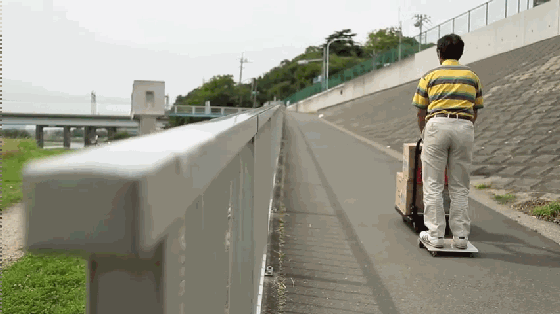 這款電動滑板非常小巧 能被裝進13英寸電腦包