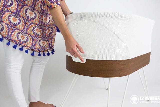 這款智能嬰兒床能模仿父母懷抱 自動哄寶貝睡覺