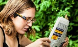 佩戴Orcam MyEye小相機(jī)：盲人就能讀書看報了