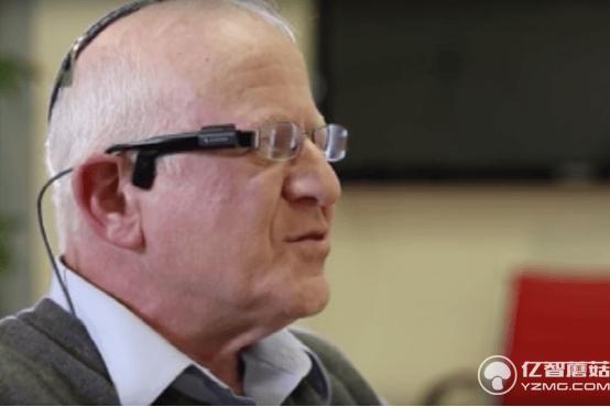 佩戴這個小相機盲人就能讀書看報了