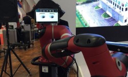 誰說機械臂就一定粗魯？這個機器人你碰一下它就不動