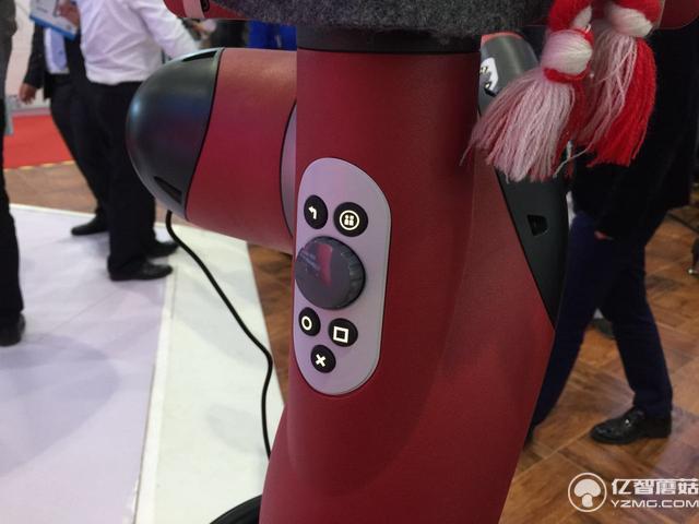誰說機械臂就一定粗魯?這個機器人你碰一下它就不動了