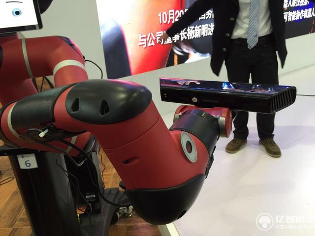 誰說機械臂就一定粗魯?這個機器人你碰一下它就不動了