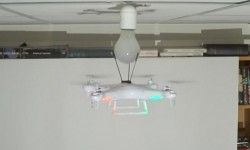 萬萬沒想到!無人機居然都能幫人類換燈泡了