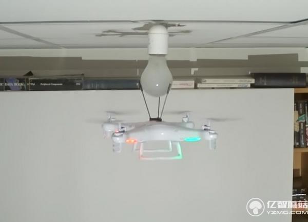 萬萬沒想到！無人機居然都能幫人類換燈泡了