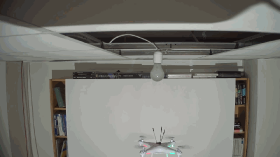 萬萬沒想到！無人機居然都能幫人類換燈泡了