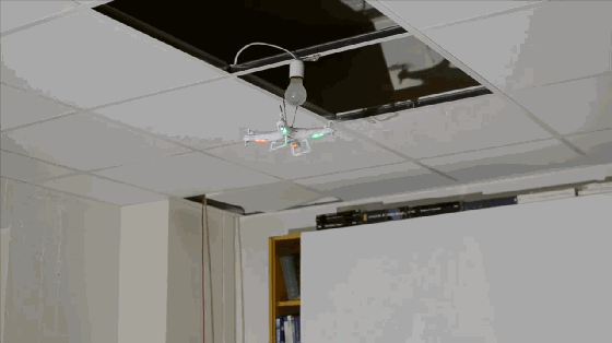 萬萬沒想到！無人機居然都能幫人類換燈泡了