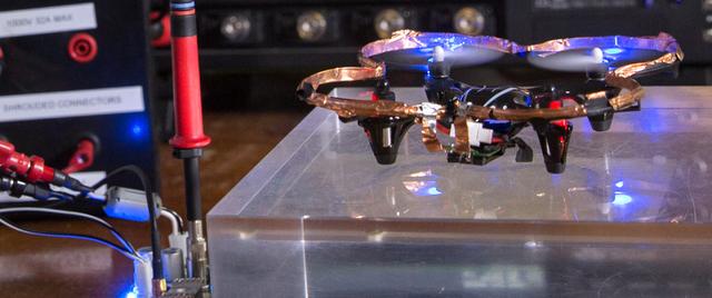 無人機實現邊飛邊充電 解決續航不給力的難題