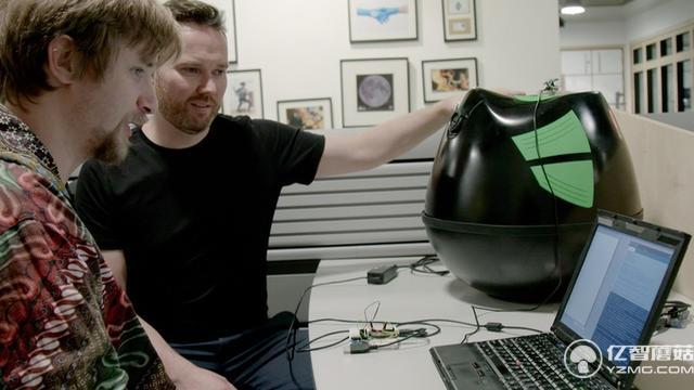 玩VR游戲得坐這把椅子 再也用不著帶線的手柄