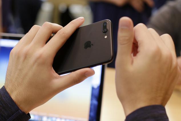 <a href=/mobile/iphone/ target=_blank class=infotextkey>iPhone</a>安全性下降:一張照片可以操控你手機 照片鉆廣告