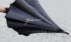 這年頭雨傘都可以不沾水了 甩甩就能干