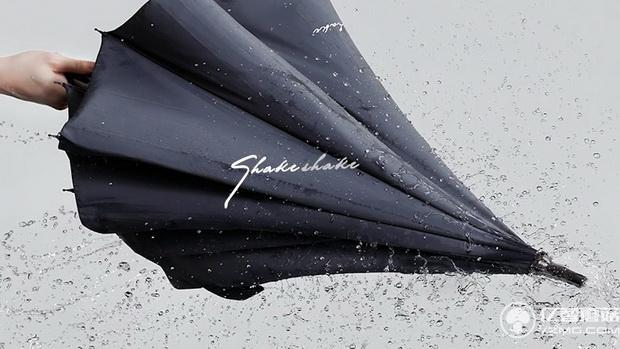 這年頭雨傘都可以不沾水了 甩甩就干了