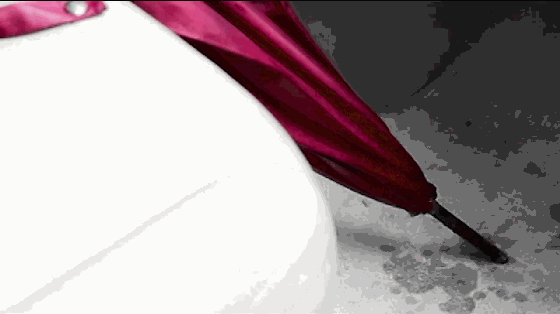 這年頭雨傘都可以不沾水了 甩甩就干了