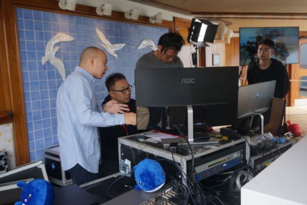 工作人員正在搭建電競比賽設備