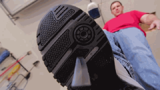 這是一款超強悍的鞋墊 墊上它懟釘子都沒事