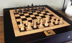 Square Off智能國際象棋：隔著地球也能對戰下棋