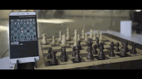 這棋盤有哈利的魔法？隔著地球也能對戰下棋