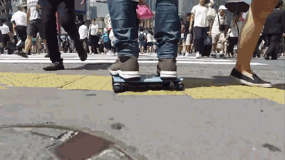 踩著酷似MacBook的踏板車上班 你就是眾人焦點(diǎn)