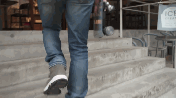 踩著酷似MacBook的踏板車上班 你就是眾人焦點(diǎn)