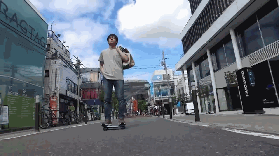 踩著酷似MacBook的踏板車上班 你就是眾人焦點(diǎn)