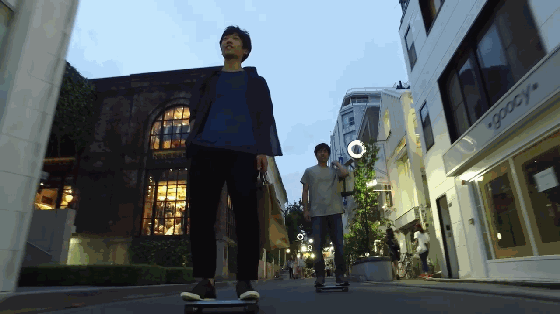 踩著酷似MacBook的踏板車上班 你就是眾人焦點(diǎn)