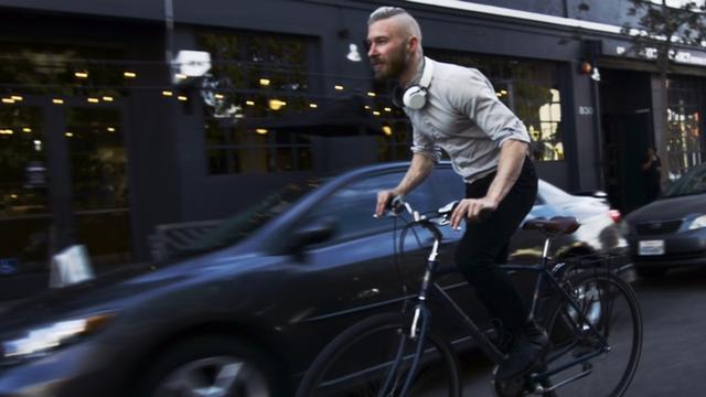 這個(gè)裝置只需要三步 就能把無(wú)線(xiàn)耳機(jī)變音箱