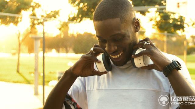 這個(gè)裝置只需要三步 就能把無(wú)線(xiàn)耳機(jī)變音箱