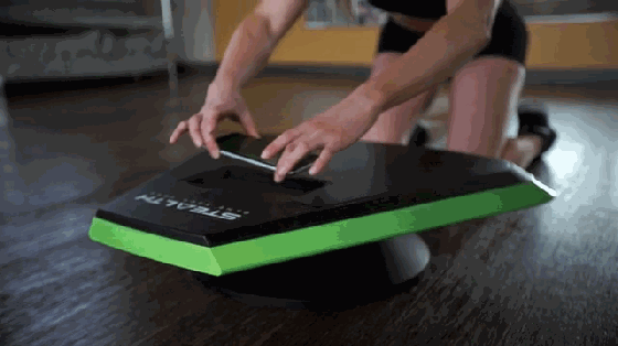 有了這塊健身板 讓你邊和朋友玩游戲邊練腹肌