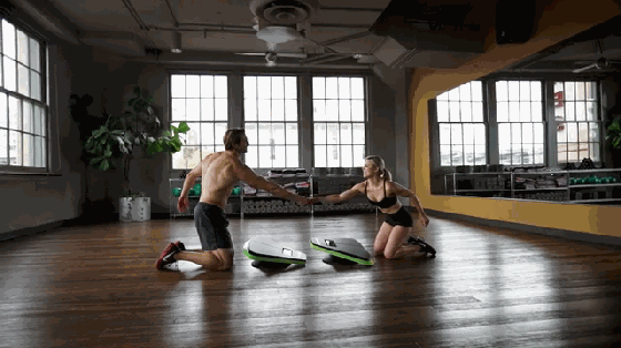 有了這塊健身板 讓你邊和朋友玩游戲邊練腹肌