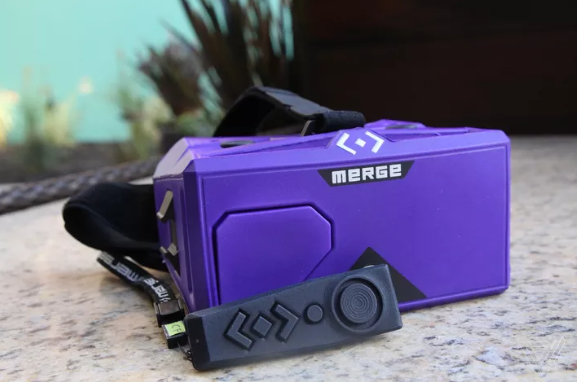 <a href=/mobile/iphone/ target=_blank class=infotextkey>iPhone</a>用戶玩不到好VR?那是你沒見過這個產品