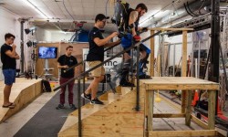 穿上這個(gè)外骨骼機(jī)器 殘疾人也能重新?lián)碛须p腿