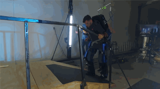 穿上這個(gè)外骨骼機(jī)器 殘疾人也能重新?lián)碛须p腿