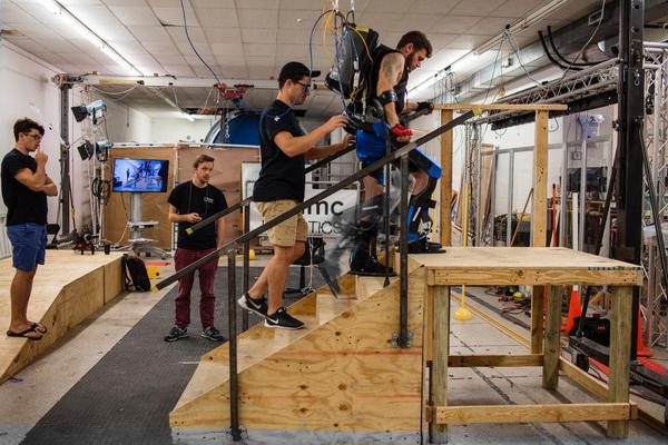 穿上這個(gè)外骨骼機(jī)器 殘疾人也能重新?lián)碛须p腿