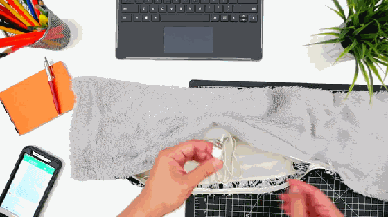 單身狗凍成雪橇犬?給你能加熱兼做充電寶的圍巾