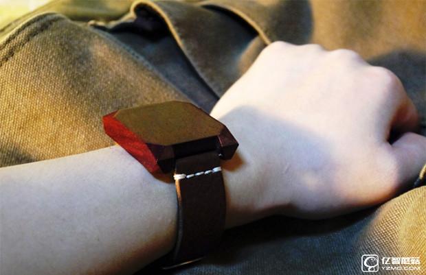什么叫腦洞大開 這款木質手表居然還能玩<a href=/games/ target=_blank class=infotextkey>游戲</a>