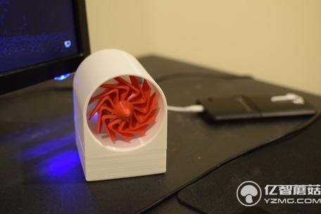 移動(dòng)電源內(nèi)置風(fēng)力發(fā)電機(jī) 真正的“邊騎邊充電”