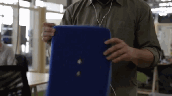 給這個筆記本內膽包吹氣 竟能秒變移動站立桌