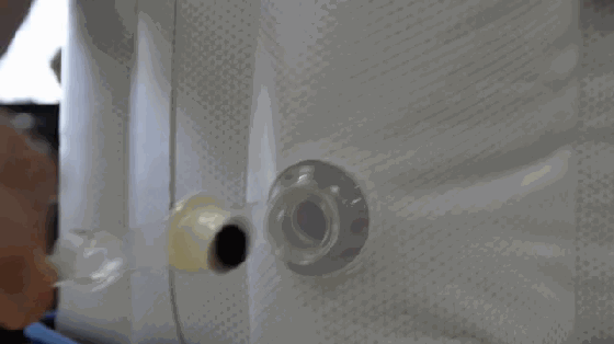 給這個筆記本內膽包吹氣 竟能秒變移動站立桌