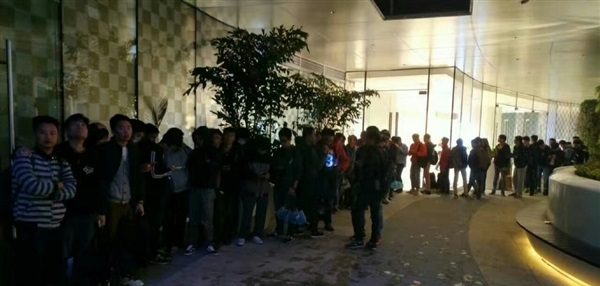 小米MIX雙11線下現貨開賣 米粉通宵提前排隊