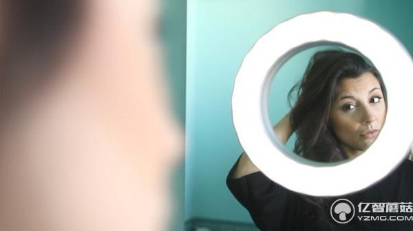 這個超大環形燈不僅能讓自拍美美噠還能當鬧鈴